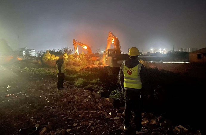 清明假期 他們堅(jiān)守項(xiàng)目建設(shè)一線(xiàn)2.jpg