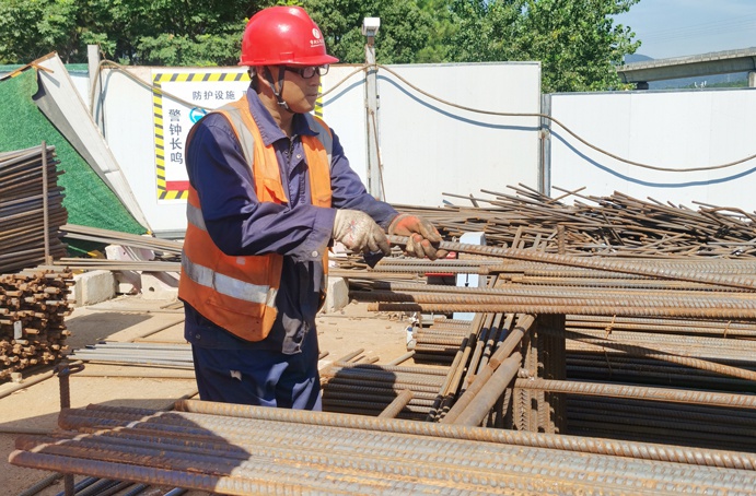 南昌市政建設(shè)者高溫酷暑忙施工趕進度