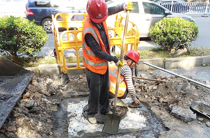 南昌市政建設(shè)者高溫酷暑忙施工趕進度