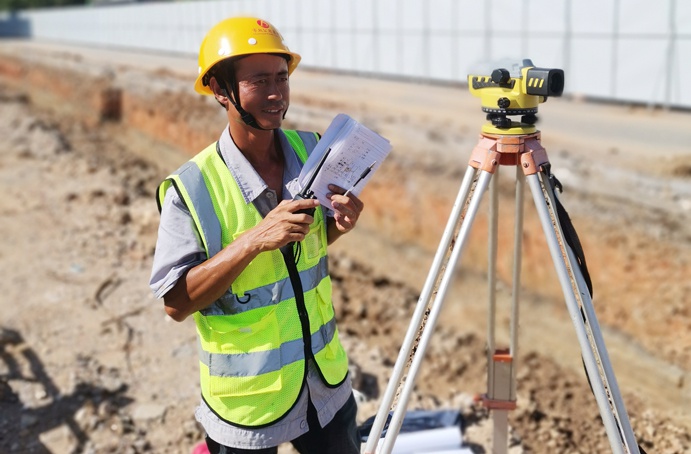 南昌市政建設(shè)者高溫酷暑忙施工趕進度