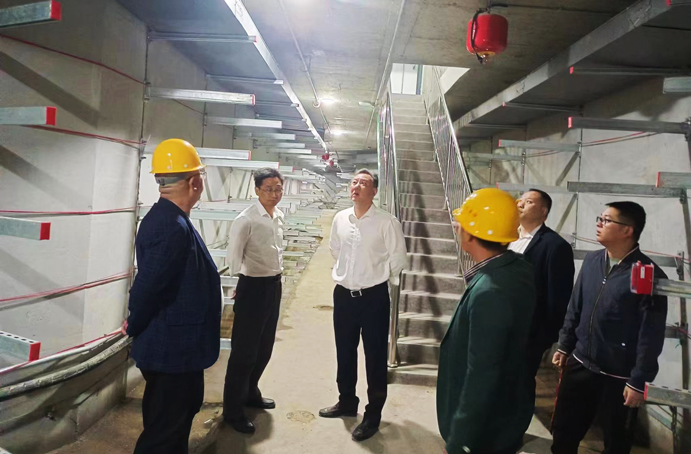 徐旭前往南昌縣河洲路項(xiàng)目、小藍(lán)大道快速化項(xiàng)目調(diào)研