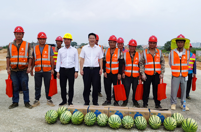 市政公用集團(tuán)黨委委員督查督辦室部長劉順保到杭州路項目調(diào)研慰問