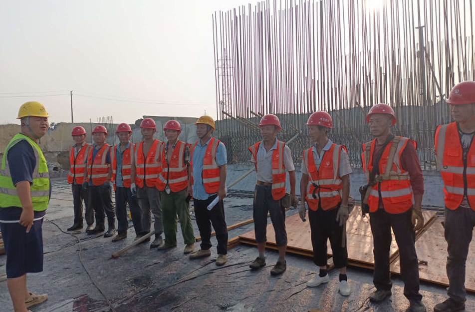 南昌市政建設(shè)集團(tuán)開(kāi)展施工行為及勞保用品穿戴專題班前教育早班會(huì)