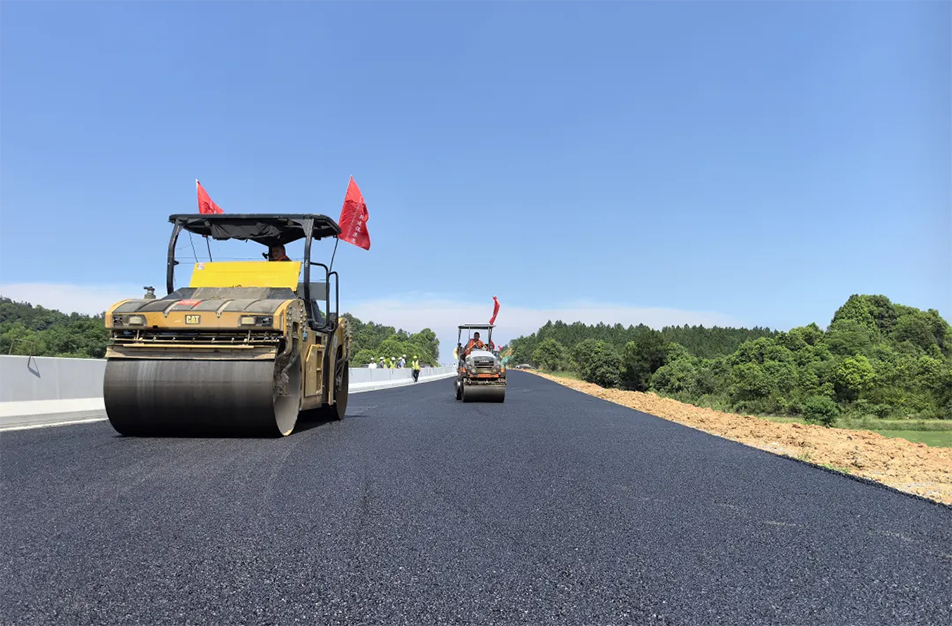 南昌云翔大道項(xiàng)目啟動(dòng)首段底層瀝青攤鋪 投入21臺(tái)機(jī)械攻堅(jiān)關(guān)鍵節(jié)點(diǎn)