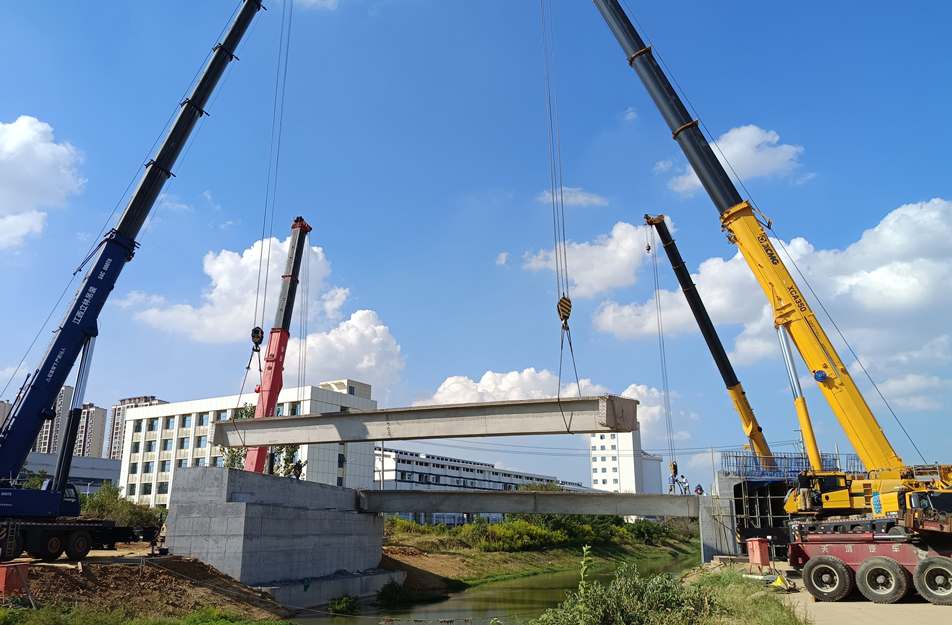 深南互通立交項目完成跨渠橋關(guān)鍵梁體吊裝 6片大型箱梁精準安裝