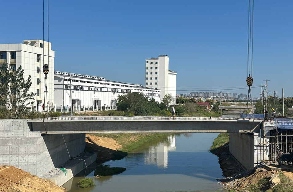 深南互通立交項目完成跨渠橋關(guān)鍵梁體吊裝 6片大型箱梁精準安裝
